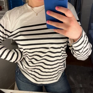 Randig tröja - Randig trendig tröja från zara, aldrig använd ❣️