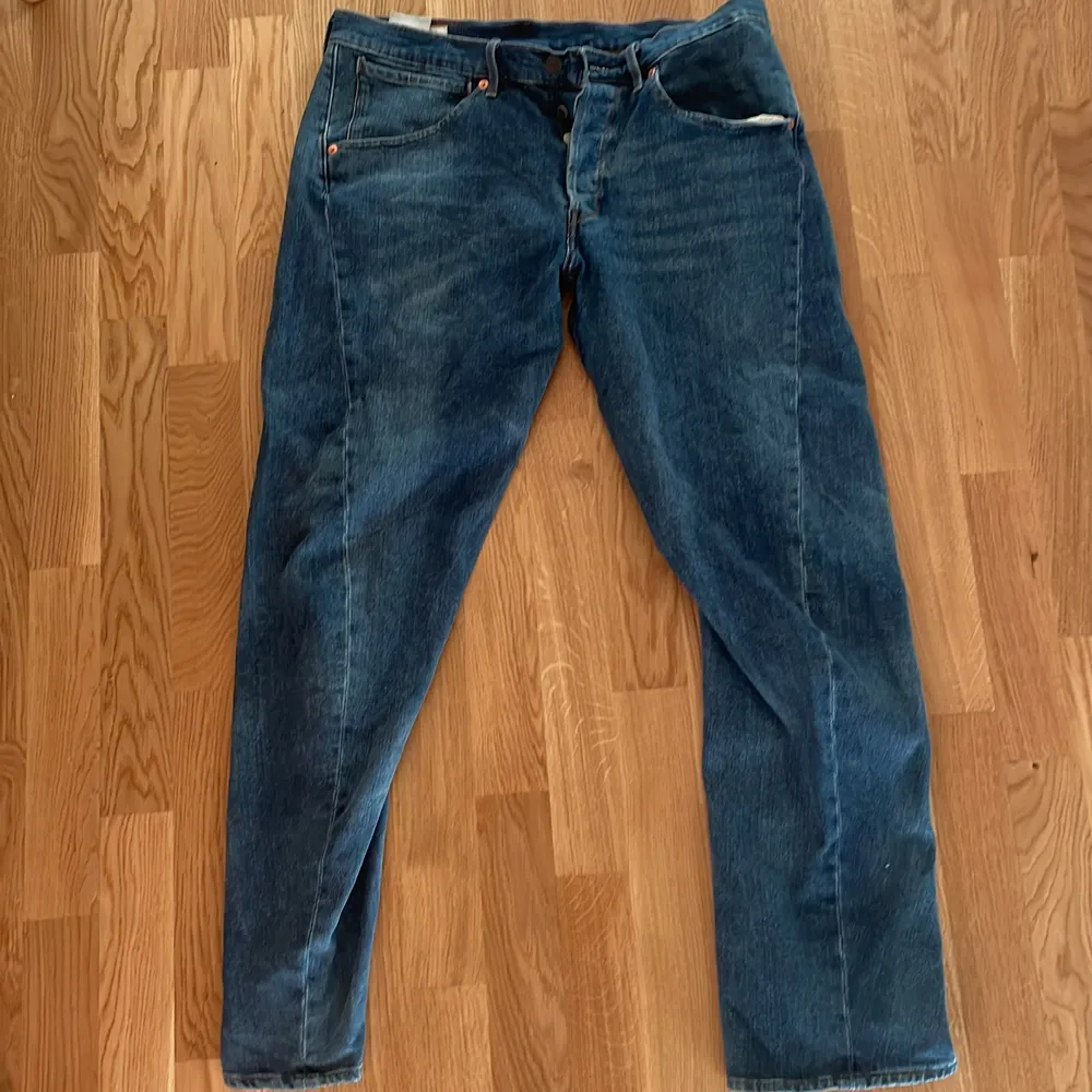 Knappt använda Levis-jeans som sitter skönt.. Jeans & Byxor.