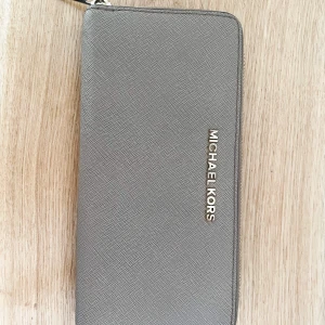 Michael kors plånbok- beige  - ÄKTA. Plånbok köpt i usa, fint skick! Lite på Michael kors texten.. knappt använd. 