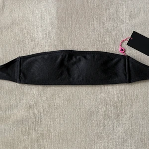 Bandeau bikini - Svart bandeau bikinitopp ifrån South Beach i strl 34/XS💕 Aldrig använd och säljer då den är lite för liten för mig och aldrig kommit till användning. Knäppe ibak, uttagbara inlägg och ”gummiband” längst upp så bikinin inte åker ned☺️