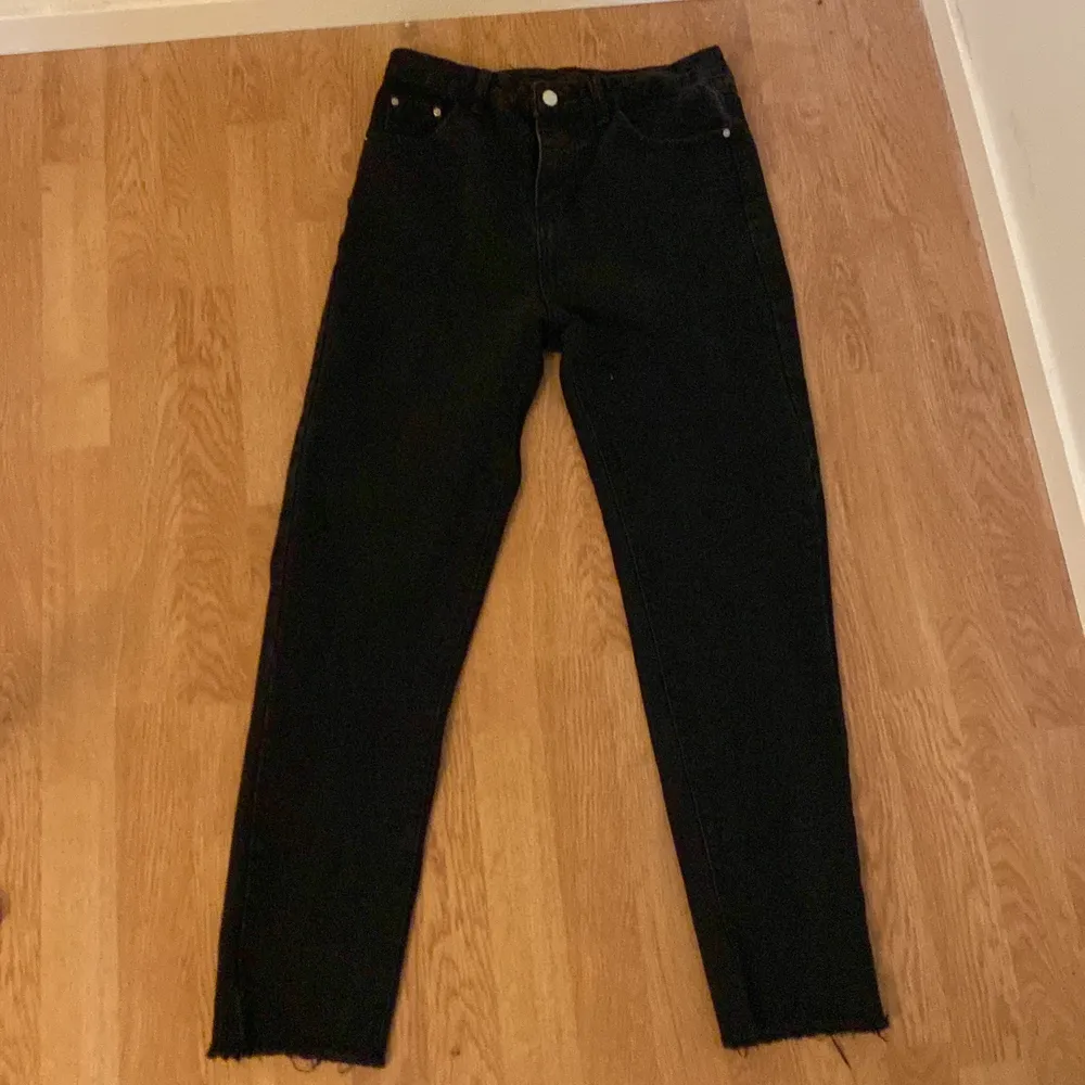 jätte fina Mom jeans som kan sitta högt och lågt, köpte själv för 250 på SHEIN jätte bra material men inte så stretchigt . Jeans & Byxor.