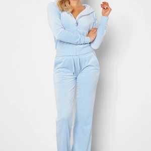 Juciy couture Byxor  - Hej säljer mina jätte fina ljusblå juciy byxor som jag älskar. Säljer på grund av att dom börjar bli lite försmå, hör gärna av er vid intresse och frågor.💕Skulle också kunna byta mot ett par andra i xs eller xxs💗 köp direkt för 800 annars går jag på det högsta jag får❤️