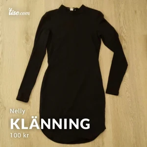 Klänning  - Svart figurnära klänning med högre krage från Nelly i fin skick! 👗