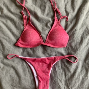 Bikini - Säljer denna fina bikinin från Shein då den var för liten för mig. Den är i storlek M men den är väldigt liten i storleken så jag skulle nog säga att den passar XS-S. !! Helt ny, oanvänd, bara testad.