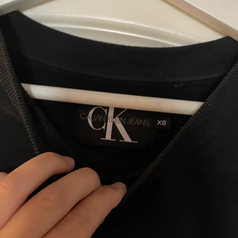 Säljer min svarta Calvin Klein tröja. Mycket bra skick. Storlek XS. Köparen står för frakten!. Tröjor & Koftor.