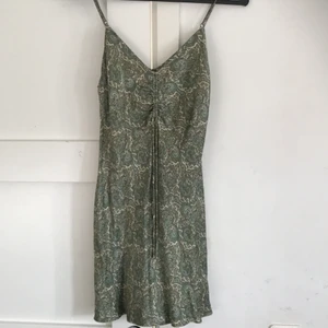 Zara-klänning  - Säljer denna superfina klänning från Zara i storlek S. Bra skick, använd max 3 gånger!! Fraktar eller möts upp❤️