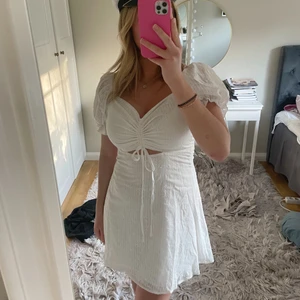 Vit klänning - Säljer en superfin vit klänning som är perfekt till student eller skolavslutning. Säljer pga att den är för liten då jag inte kan stänga dragkedjan hela vägen upp där bak i ryggen tyvärr:(. Storlek 36 men skulle säga att den passar mer en 34/xs. Nypris är 600kr. Endast testad o lappar kvar💓💓 skriv privat för fler bilder och frågor💓💓