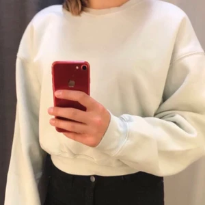 Sweatshirt Bik Bok - Säljer denna fina tröjan från Bik Bok! Köpt för 300 och säljs för 85 (pris kan diskuteras). Fint skick och passar xs & s. Köpare står för frakt och kom privat vid eventuella frågor💖