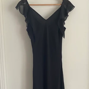 Ny klänning från Mexx - Superfin ny klänning med underklänning. Ej genomskinlig. Fint fall 