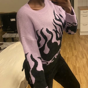 Eldflammad stickad tröja - Jag säljer en lila/svart eldflammad stickad tröja från Shein. Aldrig använd 🥰