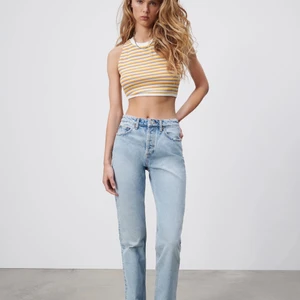 Zara mig Rise jeans - Dösnygga mid rise Jens! Raka och sitter helt perfekt🧡💕❤️‍🔥😍 inga slitningar alls😍😍😍😍