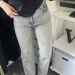 Zara jeans - Säljer dessa zara jeans som inte längre finns kvar på hemsidan. Är i jätte fint skick och säljer pga att dom inte kommer till användning längre🥰