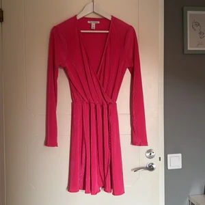 klänning - oanvänd klänning från NLY trend. så fin men aldrig fått ett bra tillfälle att använda den på. färgen är lite mer metallic rosa än vad den visar på bild!