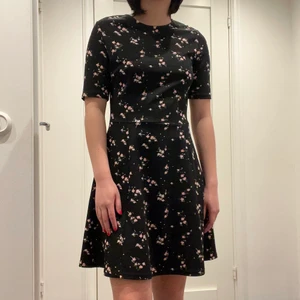 blommig klänning  - blommig klänning perfekt till sommaren! Sparsamt använd och i bra skick.