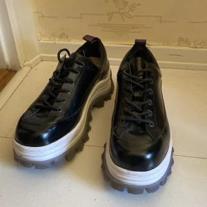 Eytys x HM - Säljer dessa supercoola skor pga att de inte kommer till användning. Använda max 5ggr. Billigare vid snabb affär 💕💯