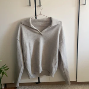 Stickad tröja  - En grå stickad tröja med v krage i strlk S/M, använd ett få antal gånger samt är i fint skick🤍 skriv vid frågor eller fundering! Köparen står för frakten❤️ 