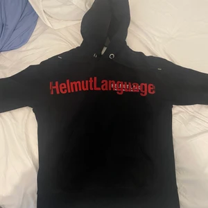 Helmut Lang hoodie - Helmut Lang hoodie i storlek S, men passar M. Bra skick. Köpt för 3500kr