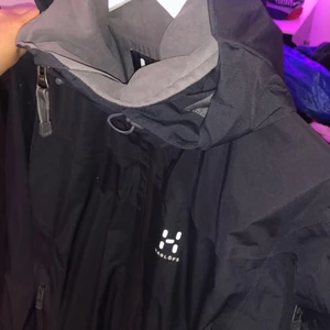 Haglöfs - Säljer min Haglöfs vind jacka. Stl XL , men passar även M/S. Går att ställa in efter passform med jackan. Passar för både tjej/kille 