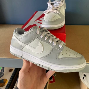 Nike Dunk Two Tone Grey - Säljer nu dessa dunk som är en helt ny färgkombination! Köpta på JDsports, Skriv vid funderingar eller vid behov av fler bilder! Storlek 40 Eu