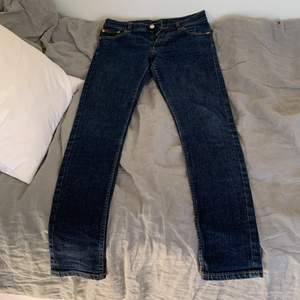 Jätte fina låg midjade jeans som har tyvär blivit för små. Köparen står för frakt