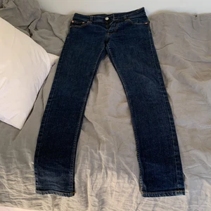 Låg midja weekday jeans - Jätte fina låg midjade jeans som har tyvär blivit för små. Köparen står för frakt
