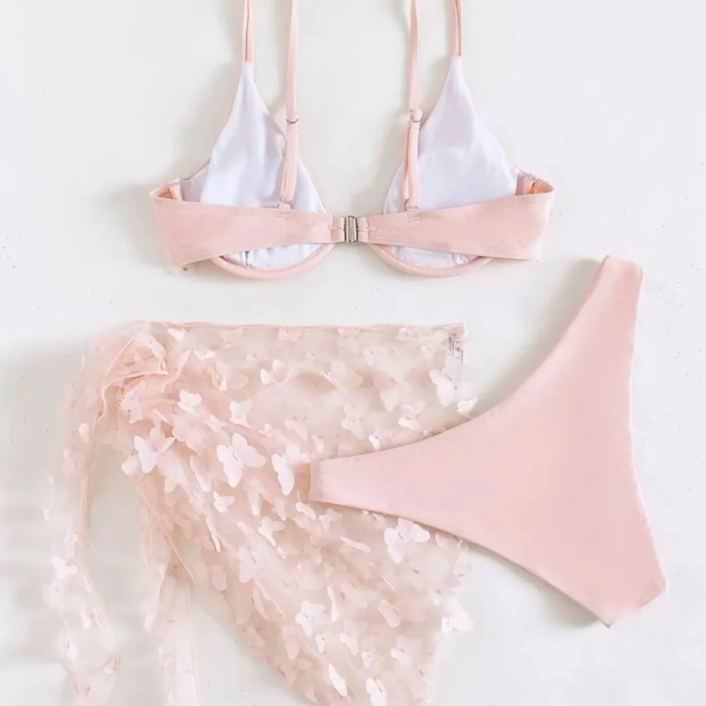 Supersöt rosa bikini från shein säljer då den aldrig kommit till användning🥰 kjolen finns inte kvar . Övrigt.