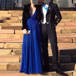 Balklänning Janni Delér x NLY Trend - Underbar kornblå balklännning från Janni Delér x NLY Trend. Använd en gång. I väldigt fint skick. Kjolen har många lager av tyll och har ett fint fall. Se sista bilden för pressbild från kollektionen 💙 Storlek 36. För referens: Jag mäter ca 69-70 cm i midjan och är 170 cm lång. På första bilden har jag 10,5 cm klack. 