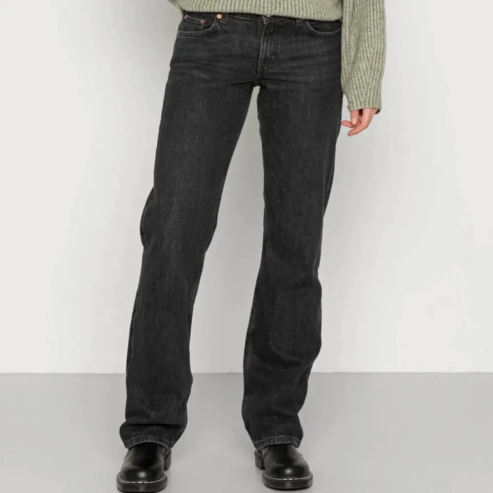 Säljer dessa jätte jätte fina Arrow low straight jeans från weekday. Det är mina favoritjeans men jag har tröttnat på dem och vill köpa nya 💖 Jag har färgerna Harper blue & Tar black, skriv privat för bilder, köpare står för frakt!💋💋 bra i längden på mig som är ca 1,62💖sitter bra i midjan. Jeans & Byxor.