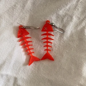 Supersöta fiskörhängen - Örhängen i orange, köpta på second hand men tyvärr aldrig använda av mig!❤️‍🔥