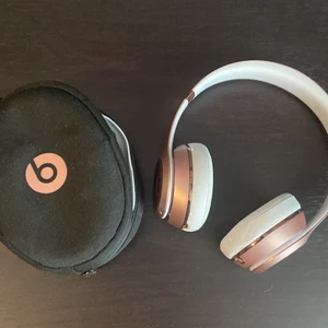 Beats hörlurar - Köpt för 2000kr för två år sedan, funkar utmärkt då jag sällan användt dom