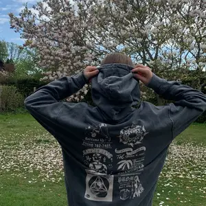 Säljer denna snygga hoodie med coolt tryck på ryggen    Storlek 8 vilket motsvarar ungefär S