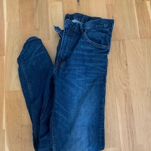 Jeans - Inte helt säker på vad de är för storlek men tror ungefär M. Byxorna är väldigt snygga. Köparen står för frakt 