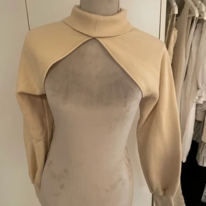 Crop topp - En beige Crop top passar till mycket nu till sommaren med en liten ”kofta”!!! Väldigt fin och skönt material på insidan! Säljer för att jag inte använder den❤️☺️ köpare står för frakt