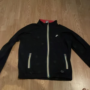 Nike - Nike mörkblå zipper. Använd ett fåtal gånger men använder inte längre. Storlek M