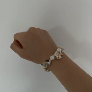 Armband - Säljer detta armband av snäckor och sötvattenspärlor med tråd ❤️‍🔥