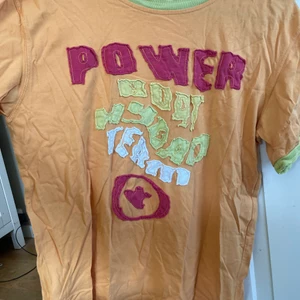 T-shirt storlek L - Färgglad t-shirt som aldrig blivit använd pga att jag inte passar i orange 