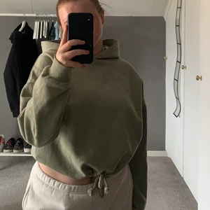 Hoodie strl S - Gina Tricot hoodie, storlek S. Använd 3 gånger. Jag tycker att storleken är normal. Den är pyttelite grönare irl. 