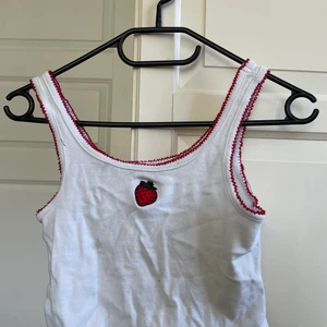 Linne - Köpt på hm för ett tag sen men nästan oanvänt, den har en röd Kant längst ner 