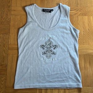 Topp - Silvrigt linne från Woman by Halens. (Det ser nopprigt ut men det är glittret i linnet). Jättefint skick. Luftigt tyg. Storlek 36/38. Frakt 51 spårbart 