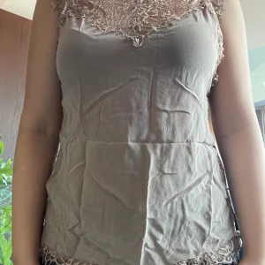 Beige Linne - Beiget Linne med spets.