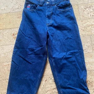 Polar big boy jeans  - Säljer dessa polar baggy jeans i storlek XS, passar mig som är 165 lång och vanligtvis har 26/27 i jeans, då använder jag även skärp. Frakt tillkommer på 66kr 