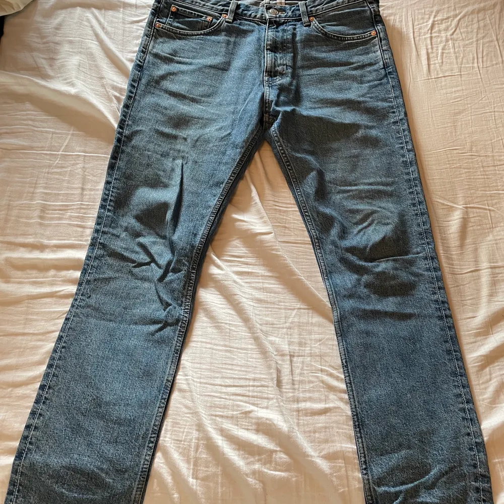 Ett par snygga weekday jeans med rak passform! Använd max 3 gånger så plagget är i bra skick! Priser och annat kan snackas om privat! . Jeans & Byxor.