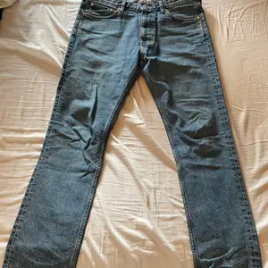 Ett par snygga weekday jeans med rak passform! Använd max 3 gånger så plagget är i bra skick! Priser och annat kan snackas om privat! 