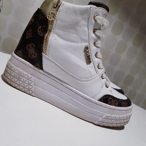 Guess wedge sneakers - Hej intressekoll på dessa wedge sneakers i storlek 38