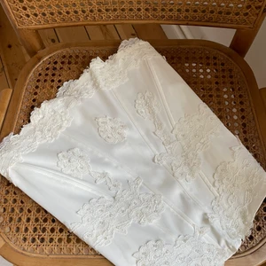 Vintage Corset - Another amazing corset bought in Paris. This is originally a bridal wear and looks amazing with jeans (in my opinion :) this corset is stretchy and comfortable! Zipper in the back. On the backside there is a slightly discoloration, nothing major - please dm for further pictures. 🦋 Size: MEDIUM