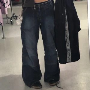 lågmidjade jeans - skiiit kattiga lågmidjade jeans! typ 27/28 i midjan kanske kom privat för exakta mått! typ strlk M elr nåt! säljer för dome för korta i benen! (min kompis p bilden some kortare än mig) kom även privat för fler bilder!!!