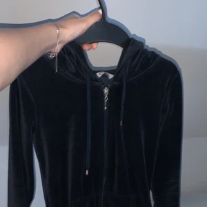 Sammet kofta - En sammet kofta från Cubus i marinblå färg, storlek Xs