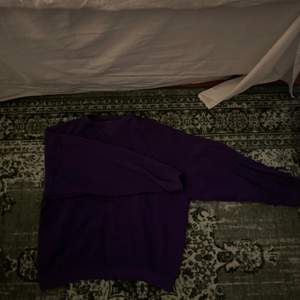 Skit snygg vintage lila collage tröja som har jätte snygg passform. Materialet är jätte skönt 