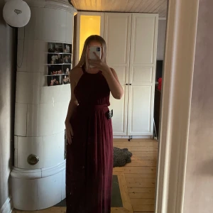 Balklänning - Balklänning från nelly, storlek 32, jag är 1,65 cm lång och den är perfekt med klackar till. Prislappen sitter kvar.