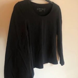 Långarmad tröja från Kappahl  - Svart långarmad tröja från Kappahl. Storlek 36/38.